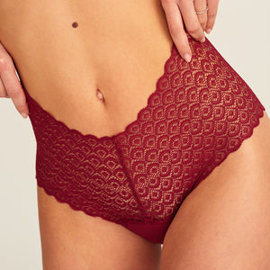 Modell trägt ooia Periodenunterwäsche Highwaist Comfy Lace in merlot, mit durchgängiger, elastischer Spitze.