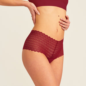 Modell trägt ooia Periodenunterwäsche Highwaist Comfy Lace in merlot, mit durchgängiger, elastischer Spitze.