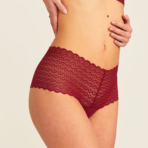 Modell trägt ooia Periodenunterwäsche Highwaist Comfy Lace in merlot, mit durchgängiger, elastischer Spitze.