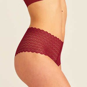 Modell trägt ooia Periodenunterwäsche Highwaist Comfy Lace in merlot, mit durchgängiger, elastischer Spitze.