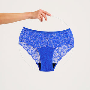 Modell trägt ooia Hipster Allover Lace in Bold Blue – Periodenslip mit durchgehender floraler Spitze. Freisteller.