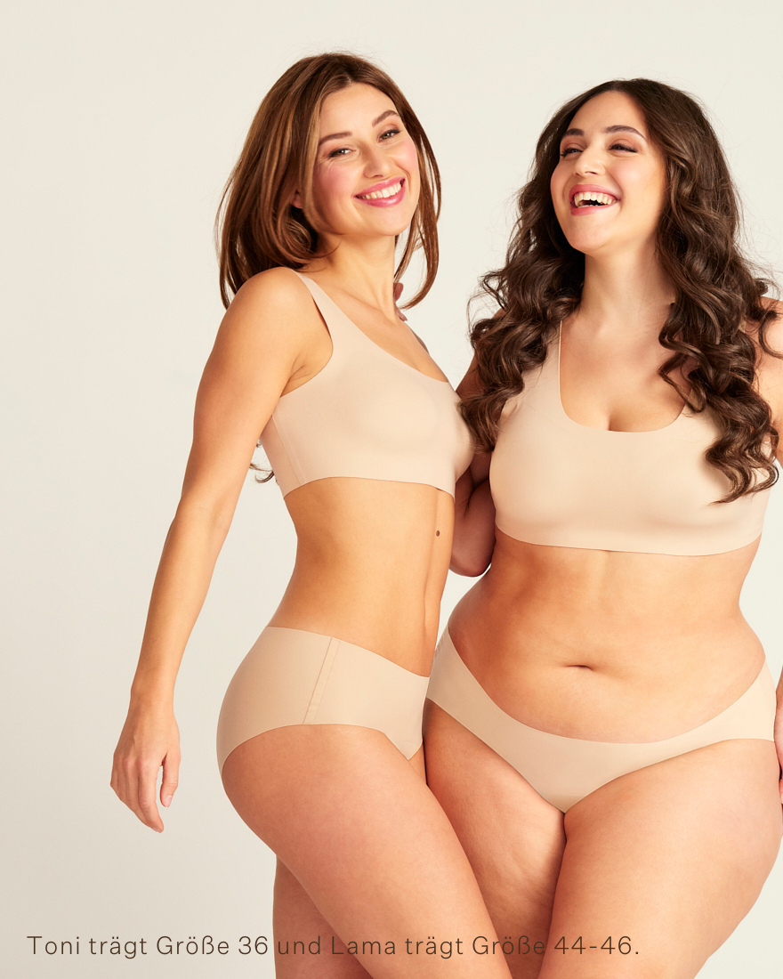 Zwei Models unterschiedlicher Konfektion tragen nahtlose ooia Periodenunterwäsche Hipster Seamless Extra Strong in beige.