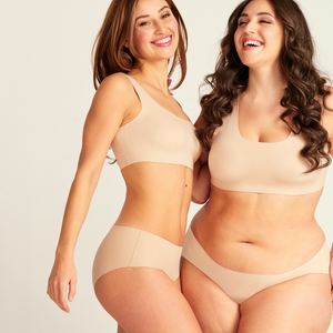 Zwei Models unterschiedlicher Konfektion tragen nahtlose ooia Periodenunterwäsche Hipster Seamless Extra Strong in beige.
