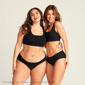 zwei Models unterschiedlicher Proportionen tragen ooia Hipster Seamless Extra Strong in Schwarz – nahtlose Unterwäsche für eine starke Periode