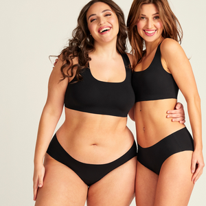 zwei Models unterschiedlicher Proportionen tragen ooia Hipster Seamless Extra Strong in Schwarz – nahtlose Unterwäsche für eine starke Periode