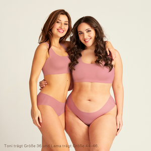 Zwei Models tragen nahtlose ooia Periodenunterwäsche Hipster Seamless Extra Strong in dusky pink.