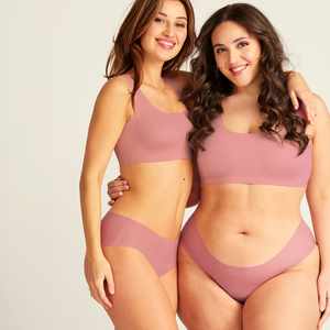 Zwei Models tragen nahtlose ooia Periodenunterwäsche Hipster Seamless Extra Strong in dusky pink.