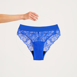 ooia Slip Lace Leaf in Bold Blue – Periodenunterwäsche mit durchgehender Spitze. Freisteller.