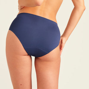 Modell trägt ooia Hipster Seamless in Midnight - nahtlose Periodenunterwäsche. Rückansicht.