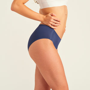 Modell trägt ooia Hipster Seamless in Midnight - nahtlose Periodenunterwäsche