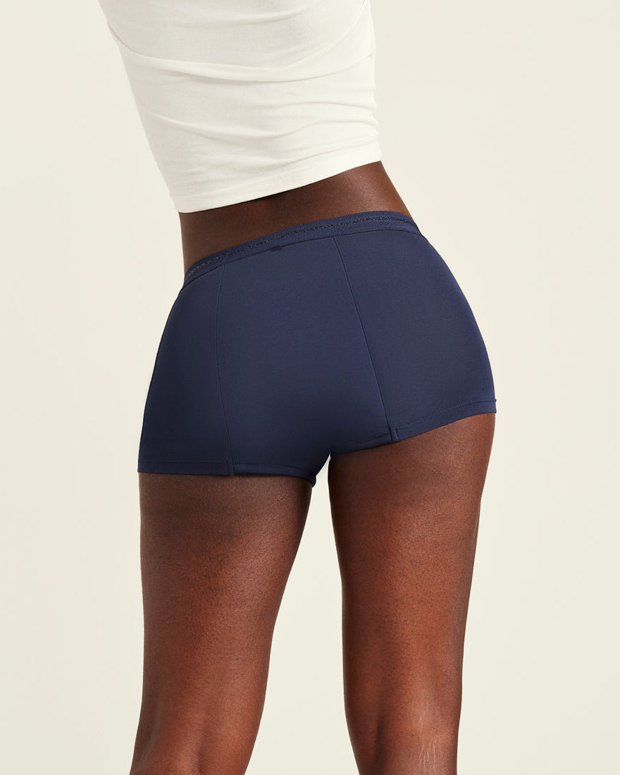 Modell trägt ooia Shorty Extra Strong in Midnight – Periodenunterwäsche im sportlichen Schnitt mit hoher Saugkraft. Rückansicht
