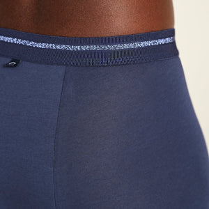 Modell trägt ooia Shorty Extra Strong in Midnight – Periodenunterwäsche im sportlichen Schnitt mit hoher Saugkraft. Detailansicht Glitter-Bund.