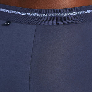 Modell trägt ooia Shorty Extra Strong in Midnight – Periodenunterwäsche im sportlichen Schnitt mit hoher Saugkraft. Detailansicht Glitter-Bund.