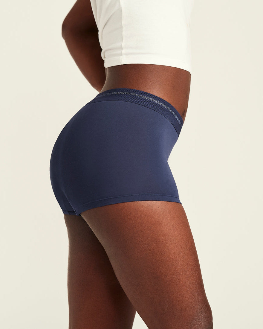 Modell trägt ooia Shorty Extra Strong in Midnight – Periodenunterwäsche im sportlichen Schnitt mit hoher Saugkraft