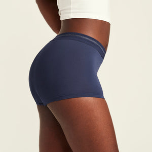 Modell trägt ooia Shorty Extra Strong in Midnight – Periodenunterwäsche im sportlichen Schnitt mit hoher Saugkraft