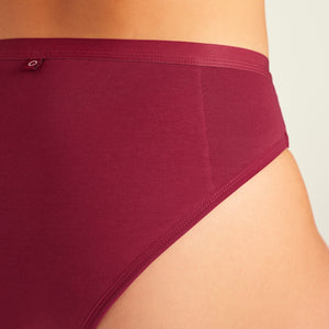 Modell trägt ooia Slip Basic Extra Strong in Merlot – Periodenunterwäsche im klassischen Schnitt mit extra starker Saugkraft. Detailansicht.