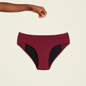 ooia Slip Basic Extra Strong in Merlot – Periodenunterwäsche im klassischen Schnitt mit extra starker Saugkraft. Freisteller.