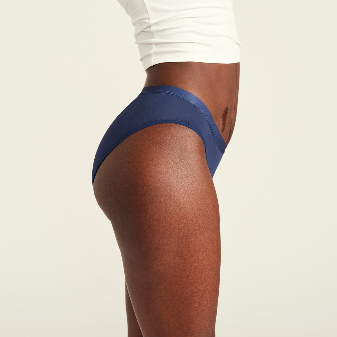 Modell trägt ooia Slip Basic Extra Strong in Midnight – Periodenunterwäsche im klassischen Schnitt mit extra starker Saugkraft