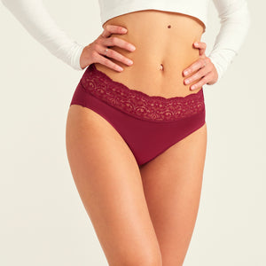 Modell trägt ooia Periodenslip in Merlot, mit extra starker Saugstärke breiter Spitze am Bund