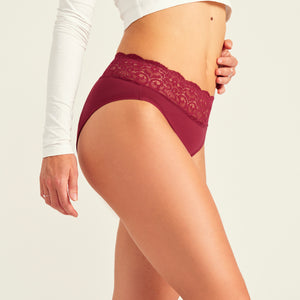 Modell trägt ooia Periodenslip in Merlot, mit extra starker Saugstärke breiter Spitze am Bund