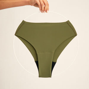 ooia Highwaist Seamless Cheeky in Khaki – nahtlose Periodenunterwäsche mit hoch geschnittenen Beinausschnitt. Freisteller.