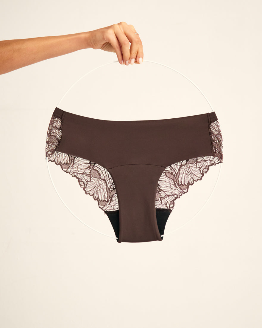 ooia Hipster Seamless Lace in Cocoa – Periodenunterwäsche mit nahtloser Front und Spitze am Gesäß. Freisteller.