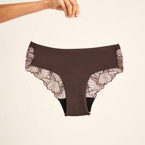 ooia Hipster Seamless Lace in Cocoa – Periodenunterwäsche mit nahtloser Front und Spitze am Gesäß. Freisteller.