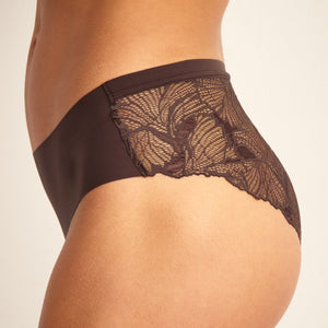 Modell trägt ooia Hipster Seamless Lace in Cocoa – Periodenunterwäsche mit nahtloser Front und Spitze am Gesäß.