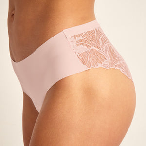 Modell trägt ooia Hipster Seamless Lace in Powder Rose – Periodenunterwäsche mit nahtloser Front und Spitze am Gesäß.