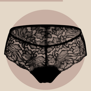 ooia Hipster Allover Lace in Schwarz – elegante Periodenunterwäsche mit durchgehender Spitze. Freisteller.