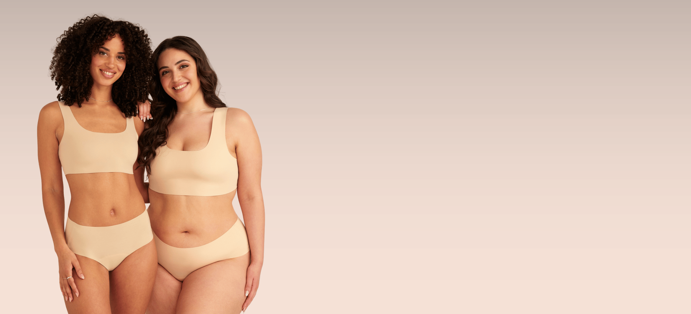 Zwei Models tragen beige nahtlose Periodenunterwäsche von ooia