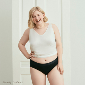 Modell trägt ooia everyday Hipster in Schwarz – Unterwäsche mit breitem Bund, die Slipeinlagen ersetzt.