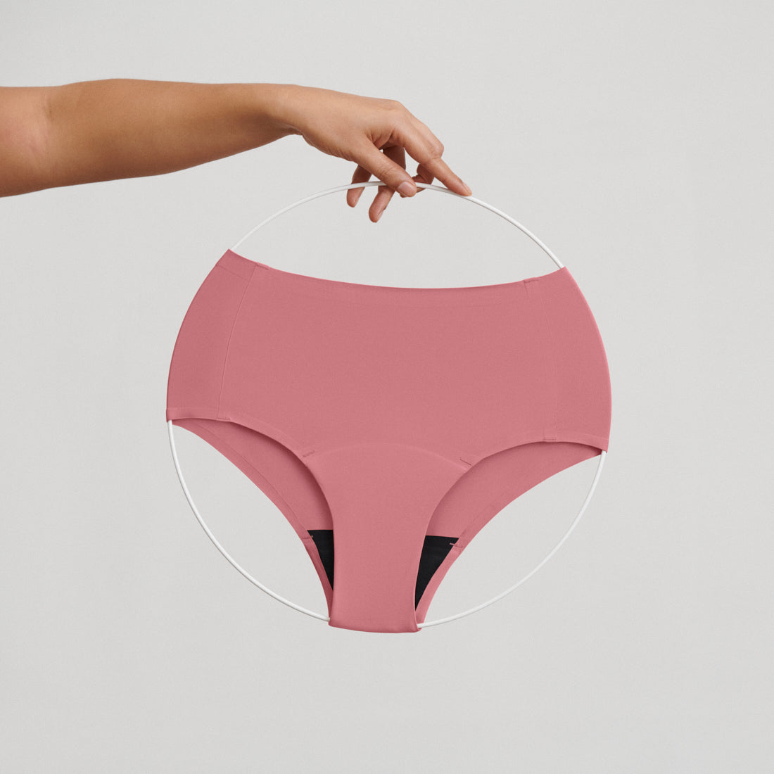 ooia Highwaist Seamless in Dusky Pink – nahtlose Periodenunterwäsche mit hohem Bund. Freisteller