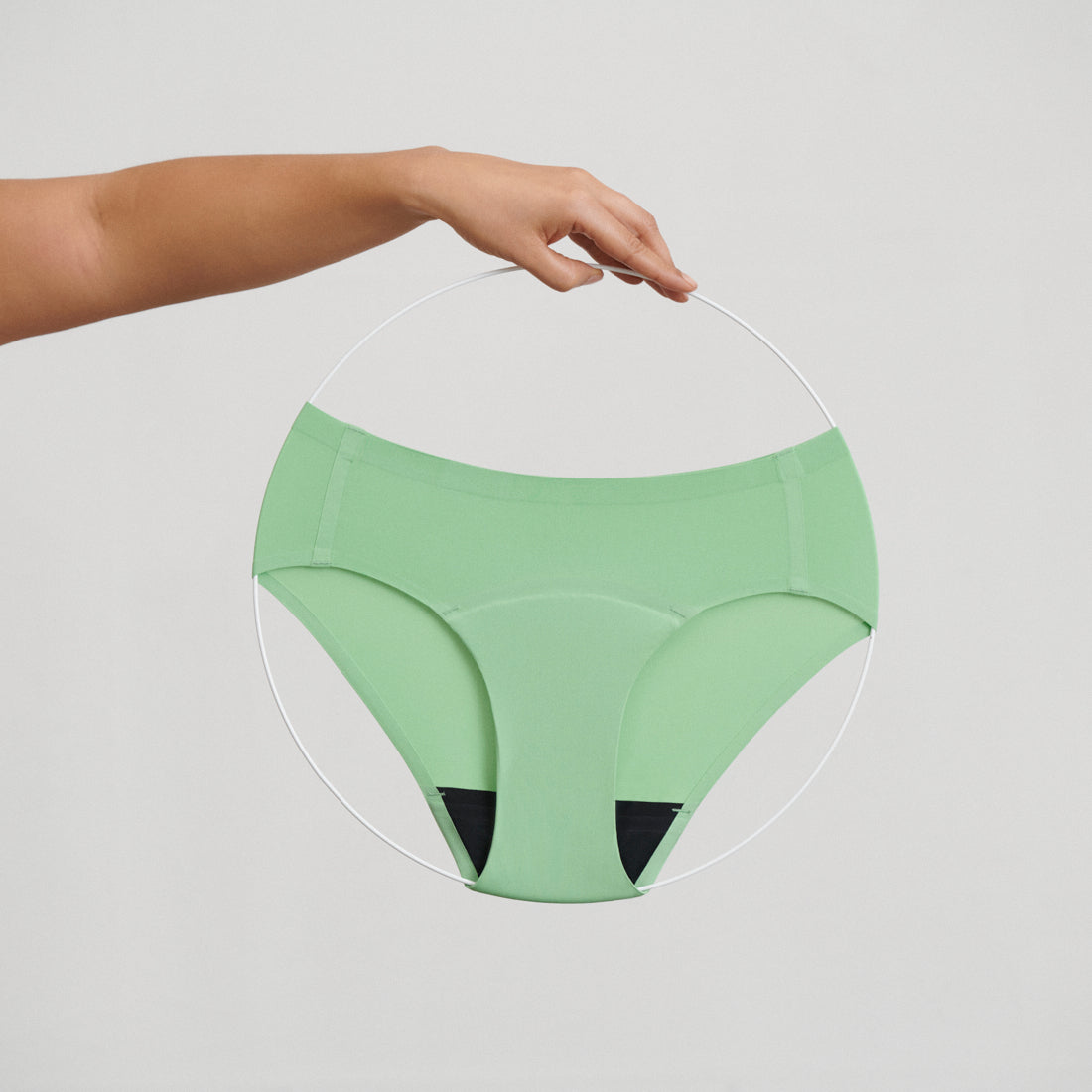 ooia Hipster Seamless in Bright Sage – Periodenunterwäsche mit bequemer Passform und weichem, nahtlosem Stoff. Freisteller.