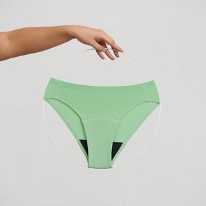 ooia Slip Seamless in Bright Sage – nahtlose Periodenunterwäsche im klassischen Schnitt. Freisteller.