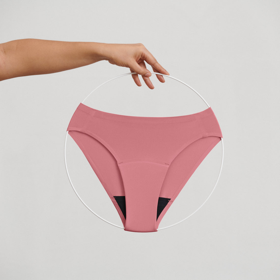ooia Slip Seamless in Dusky Pink – nahtlose Periodenunterwäsche im klassischen Schnitt. Freisteller.
