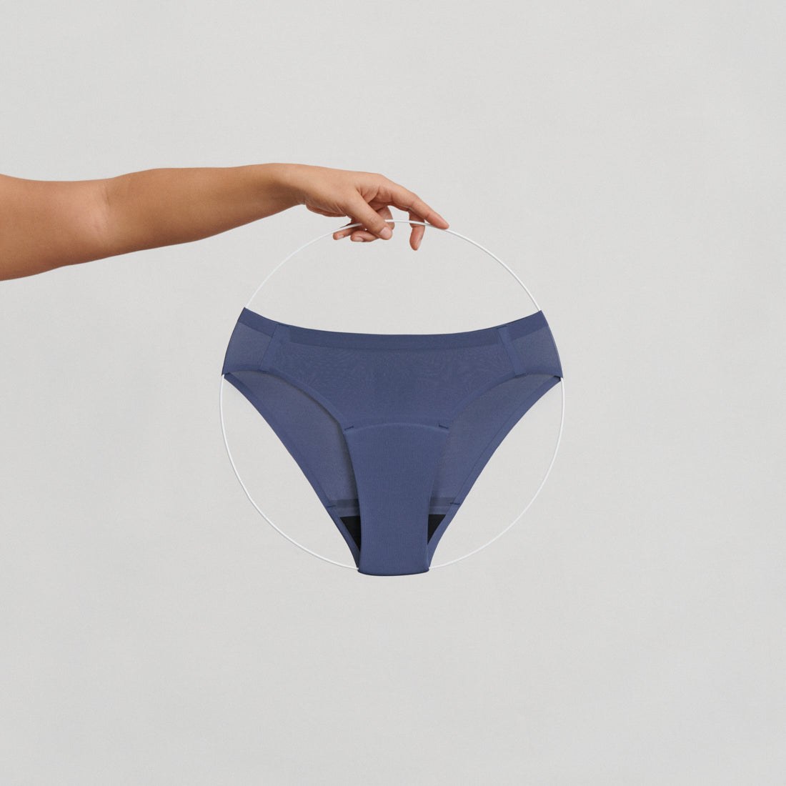 ooia Slip Seamless in Smoky Blue – nahtlose Periodenunterwäsche im klassischen Schnitt. Freisteller.