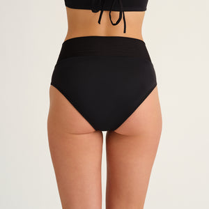 Hip-shot von hinten, eine Frau die einen Schwarzen Perioden Badeanzug Panty von Ooia trägt