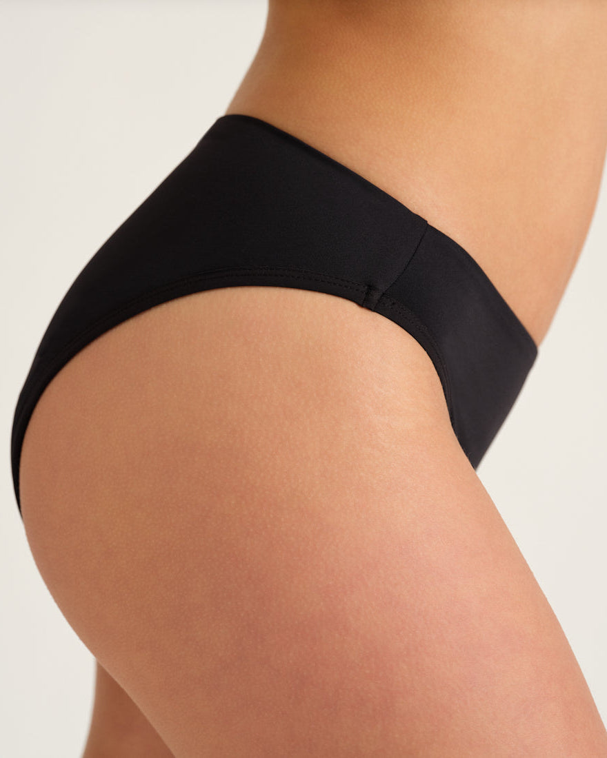 Nahaufnahme von dem Schwarzen Badeanzug Slip von Ooia