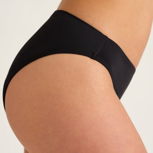 Nahaufnahme von dem Schwarzen Badeanzug Slip von Ooia