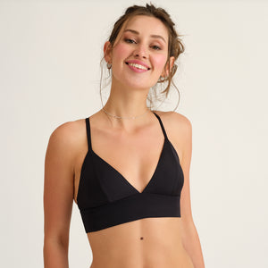 Modell trägt das ooia Beach Triangle Top in Schwarz – Bikini-Oberteil mit verstellbaren Trägern im klassischen Triangel-Design