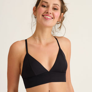 Modell trägt das ooia Beach Triangle Top in Schwarz – Bikini-Oberteil mit verstellbaren Trägern im klassischen Triangel-Design