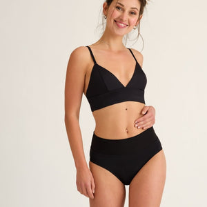 Modell trägt das ooia Beach Triangle Top in Schwarz – Bikini-Oberteil mit verstellbaren Trägern im klassischen Triangel-Design.