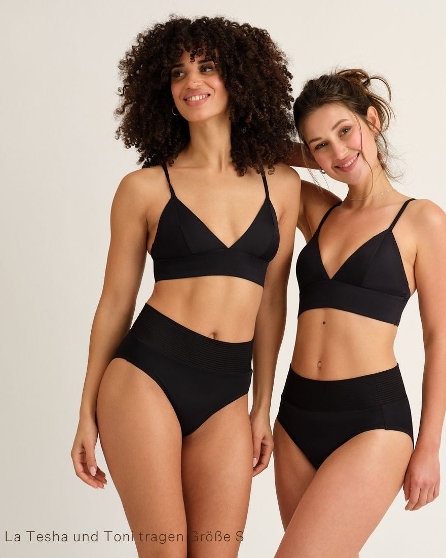 Zwei Models tragen Modell trägt das ooia Beach Triangle Top in Schwarz – Bikini-Oberteil mit verstellbaren Trägern im klassischen Triangel-Design