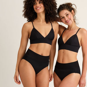 Zwei Models tragen Modell trägt das ooia Beach Triangle Top in Schwarz – Bikini-Oberteil mit verstellbaren Trägern im klassischen Triangel-Design