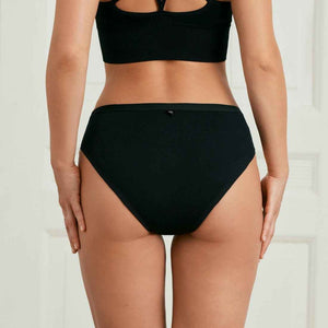Modell trägt ooia Slip Basic Extra Strong in Schwarz – Periodenunterwäsche im klassischen Design mit hoher Saugstärke.