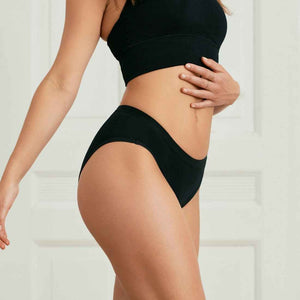 Modell trägt ooia Slip Basic Extra Strong in Schwarz – Periodenunterwäsche im klassischen Design mit hoher Saugstärke.
