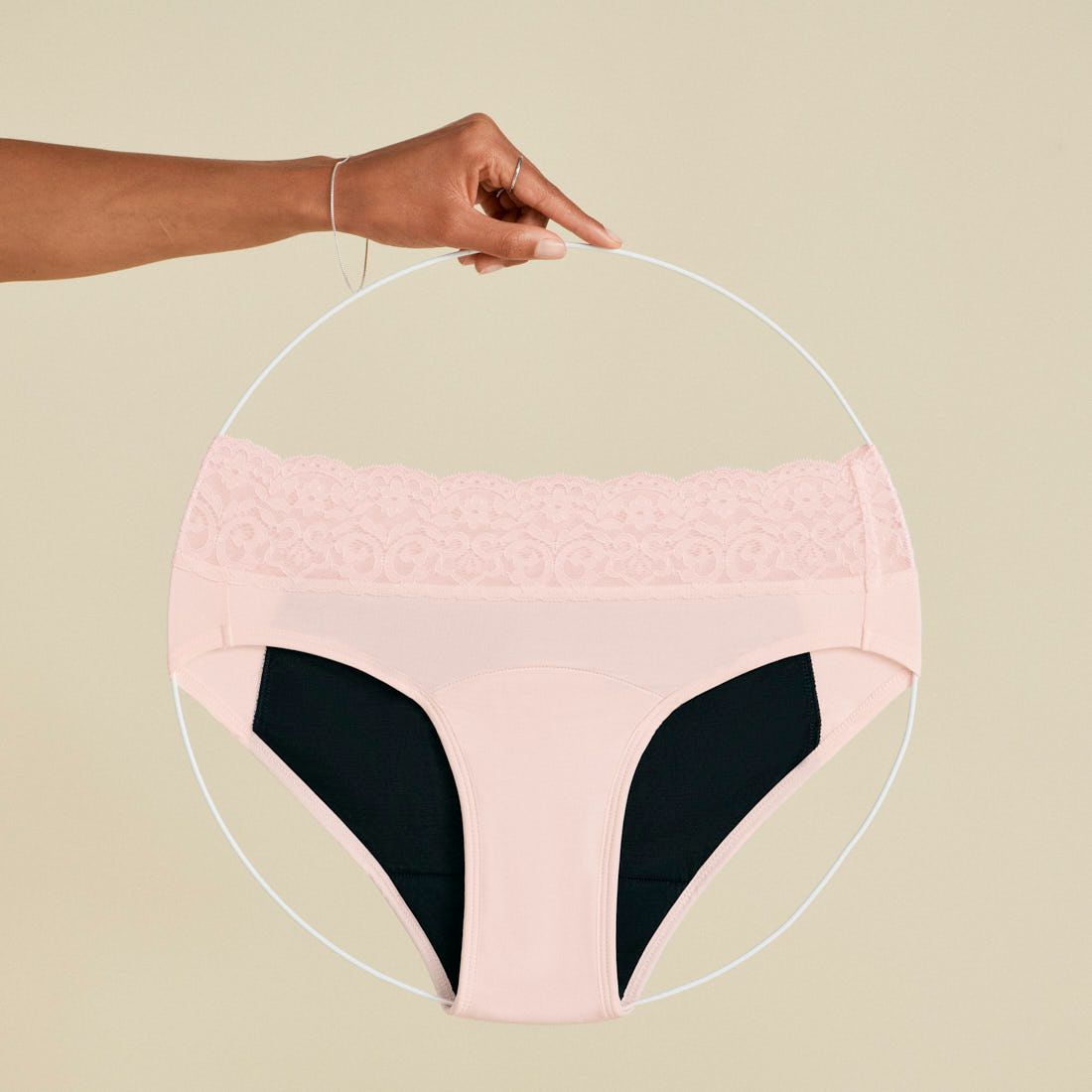 ooia Slip in Powder Rose - Periodenunterwäsche mit breitem Spitzenbund. Freisteller.