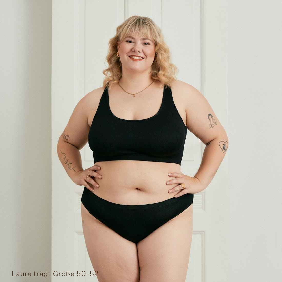 Kurviges Model trägt ooia Slip Basic Extra Strong in Schwarz – Periodenunterwäsche im klassischen Design mit hoher Saugstärke.