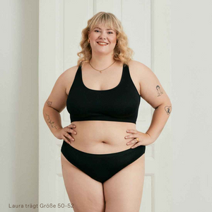 Kurviges Model trägt ooia Slip Basic Extra Strong in Schwarz – Periodenunterwäsche im klassischen Design mit hoher Saugstärke.